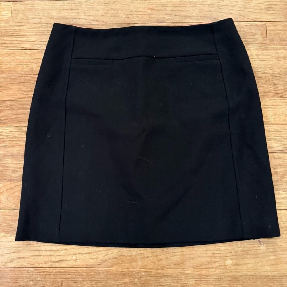 Loft black knee length pencil skirt size 8P
b17